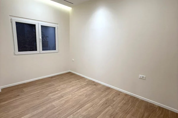 Shtepi ne shitje Apartament ne Tirane, 1+1, Mobilimi Bosh, pa mobiluar, Pagesa 82,400  Euro.