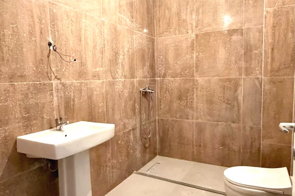 Ambient biznesi me qera 3+1 ne Tirane - 800 Euro