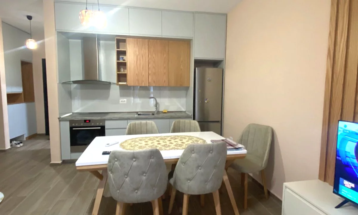 Shtepi me qera Apartament ne Tirane, 2+1, Mobilimi E mobiluar, Pagesa 1,000  Euro.