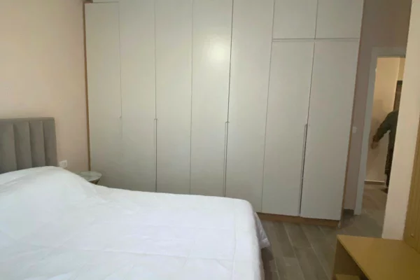 Shtepi me qera Apartament ne Tirane, 2+1, Mobilimi E mobiluar, Pagesa 1,000  Euro.