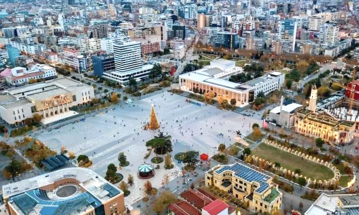 ZYRE ME QIRA  QENDER, TIRANE