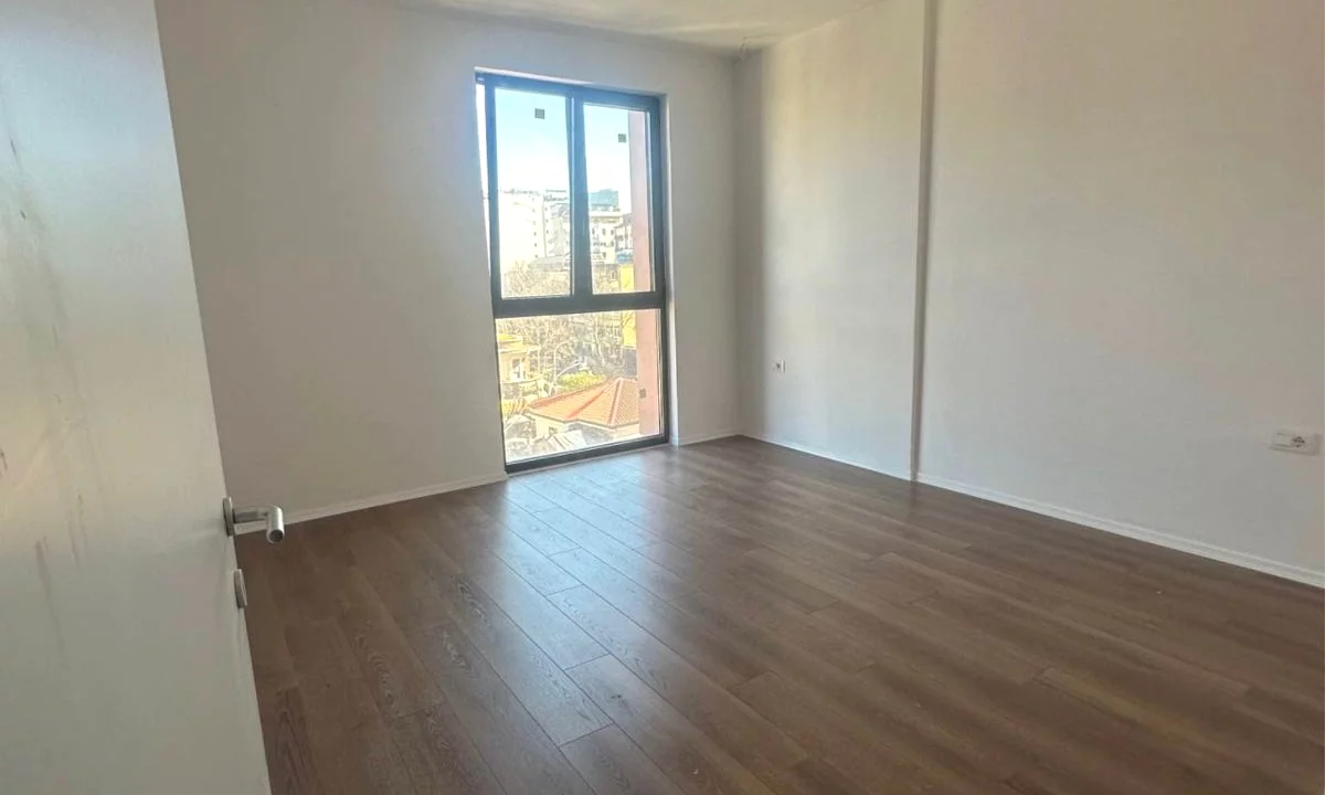 AMBIENT ME QIRA GALERIA ROMA |   RRUGA E KAVAJES 