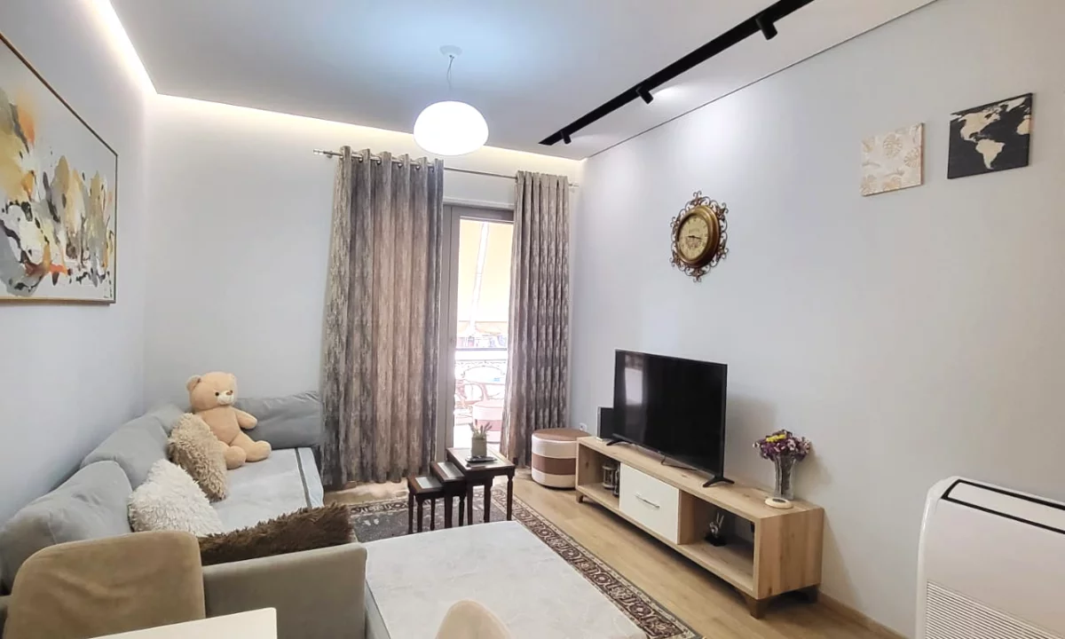 Appartamento in affitto a Tirana 1+1, SemiArredato