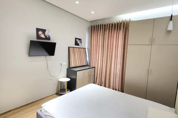 Appartamento in affitto a Tirana 1+1, SemiArredato