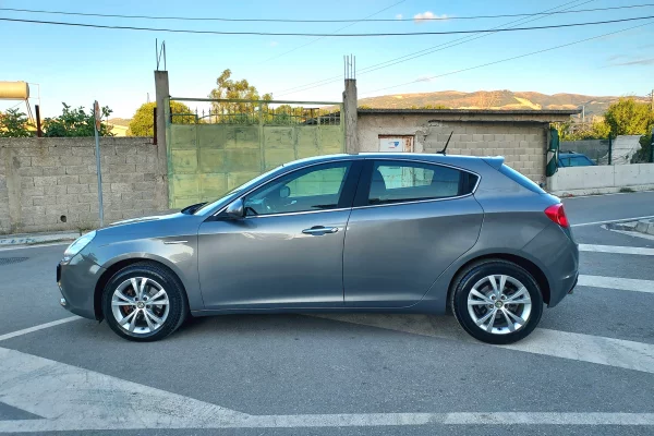 Makina ne shitje ne Vlore, Alfa Romeo, 2013 Diesel,Kambio Manual Pagesa 570,000  Leke.