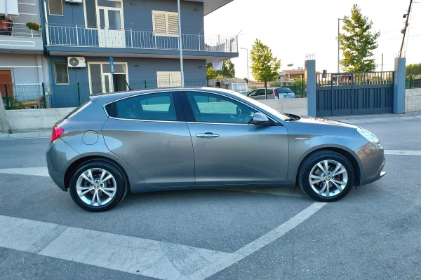 Makina ne shitje ne Vlore, Alfa Romeo, 2013 Diesel,Kambio Manual Pagesa 570,000  Leke.