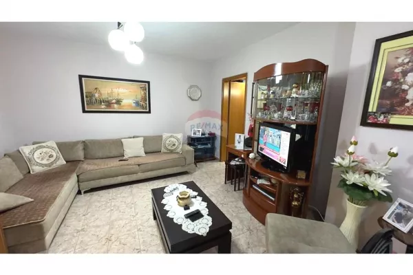 Shtepi me qera Apartament ne Tirane, 1+1, Mobilimi Pjeserisht e mobiluar, Pagesa 500  Euro.