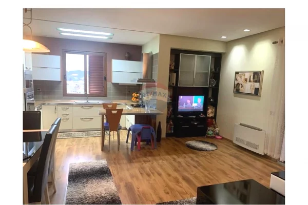 Shtepi ne shitje Apartament ne Tirane, 2+1, Mobilimi E mobiluar, Pagesa 180,000  Euro.