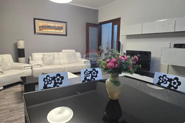 Shtepi me qera Apartament ne Tirane, 2+1, Mobilimi E mobiluar, Pagesa 700  Euro.