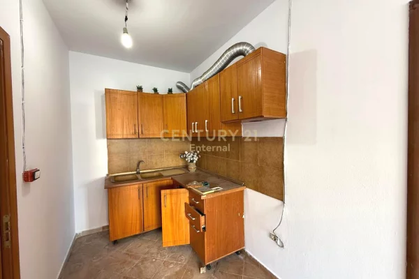 Shtepi ne shitje Apartament ne Tirane, 2+1, Mobilimi Pjeserisht e mobiluar, Pagesa 145,000  Euro.