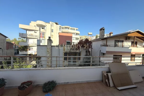 Shtepi ne shitje Apartament ne Tirane, 2+1, Mobilimi Pjeserisht e mobiluar, Pagesa 145,000  Euro.