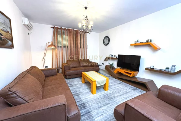 Shtepi me qera Vila Luksoze ne Tirane, 4+1, Mobilimi E mobiluar, Pagesa 6,000  Euro.