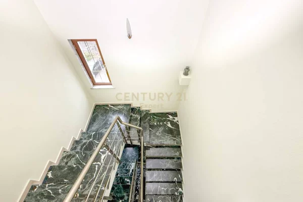 Shtepi me qera Vila Luksoze ne Tirane, 4+1, Mobilimi E mobiluar, Pagesa 6,000  Euro.