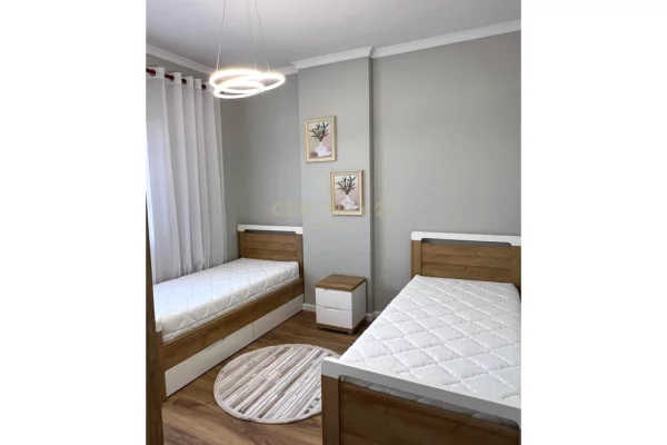 Shtepi ne shitje Apartament ne Tirane, 2+1, Mobilimi Pjeserisht e mobiluar, Pagesa 143,000  Euro.