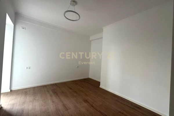 Shtepi ne shitje Apartament ne Tirane, 1+1, Mobilimi Bosh, pa mobiluar, Pagesa 115,000  Euro.