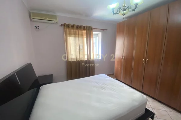 Shtepi me qera Apartament ne Tirane, 2+1, Mobilimi E mobiluar, Pagesa 550  Euro.