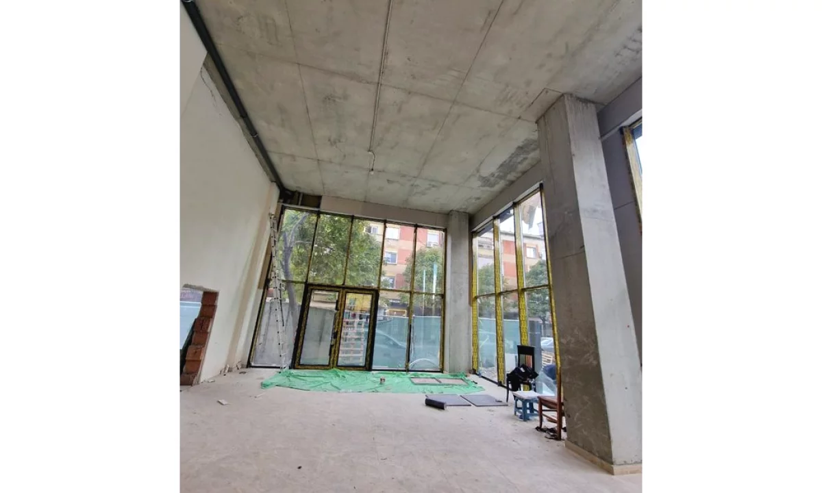 CORNER, BUZE RRUGE KRYESORE 160M2 Ambient Komercial me Qira – Rruga e Barrikadave, Qender, Tirane