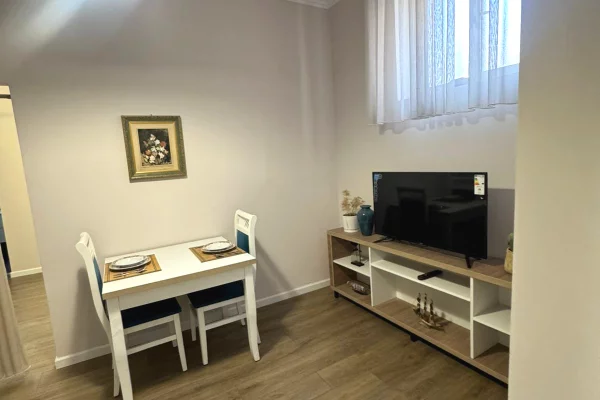 Shtepi ne shitje Apartament ne Tirane, Garsoniere, Mobilimi E mobiluar, Pagesa 98,000  Euro.