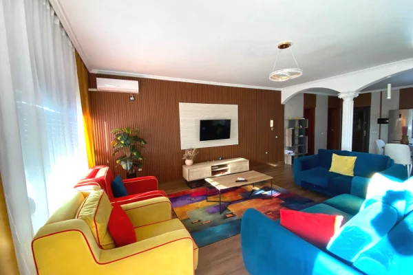 Appartamento in affitto a Tirana 2+1, Arredato