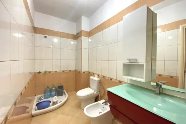 Shtepi ne shitje Apartament ne Tirane, 2+1, Mobilimi E mobiluar, Pagesa 160,000  Euro.