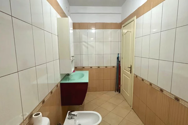 Shtepi ne shitje Apartament ne Tirane, 2+1, Mobilimi E mobiluar, Pagesa 160,000  Euro.