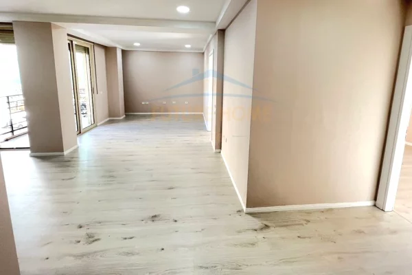 Ambient biznesi me qera 3+1 ne Tirane - 1,000 Euro