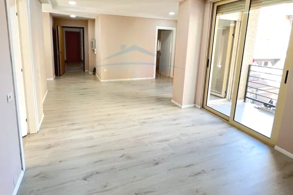 Ambient biznesi me qera 3+1 ne Tirane - 1,000 Euro