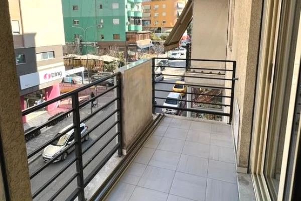 Me qera ambient zyrash 3+1  ne Komunen e Parisit, Tirane