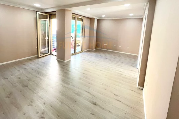 Me qera ambient zyrash 3+1  ne Komunen e Parisit, Tirane