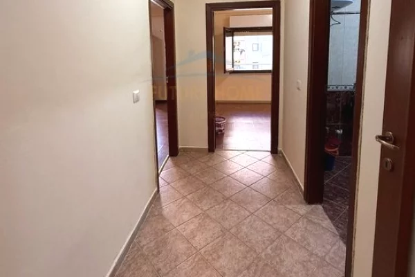 Jepet me qera ambient  Komuna e Parisit, Tirane!