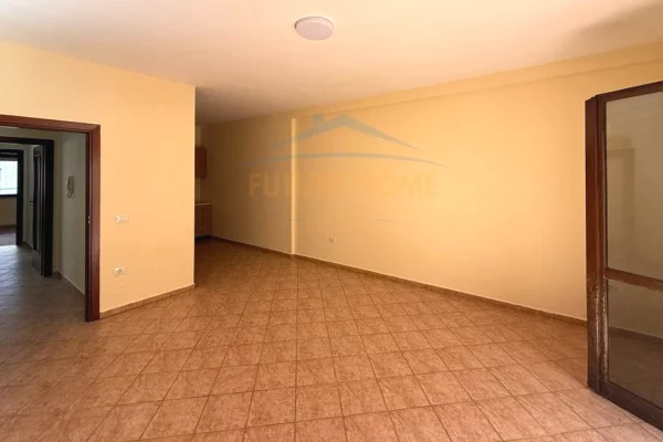 Jepet me qera ambient  Komuna e Parisit, Tirane!