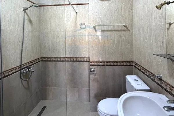 Jepet me qera ambient  Komuna e Parisit, Tirane!