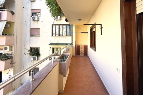 Jepet me qera ambient  Komuna e Parisit, Tirane!