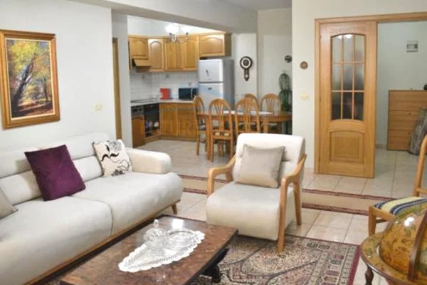 Shtepi me qera Apartament ne Tirane, 2+1, Mobilimi E mobiluar, Pagesa 800  Euro.