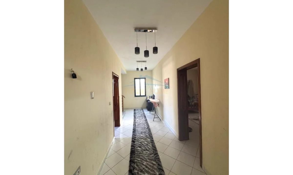 Shtepi ne shitje Apartament ne Tirane, 4+1, Mobilimi E mobiluar, Pagesa 350,000  Euro.