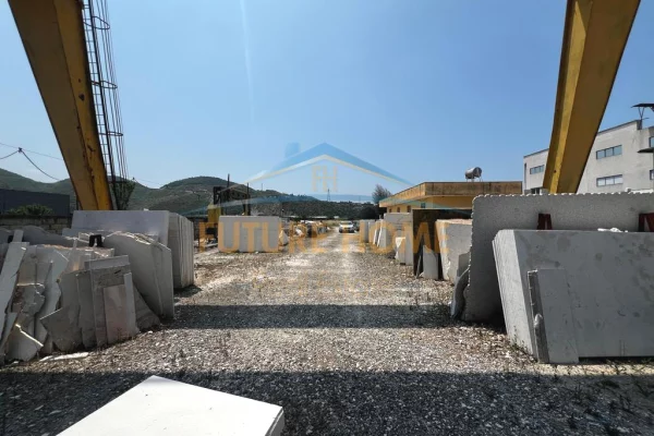 Truall ose Toke  ne Tirane - 800,000 Euro