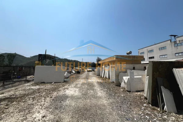 Truall ose Toke  ne Tirane - 800,000 Euro