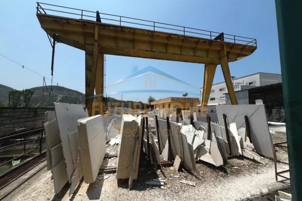 Truall ose Toke  ne Tirane - 800,000 Euro