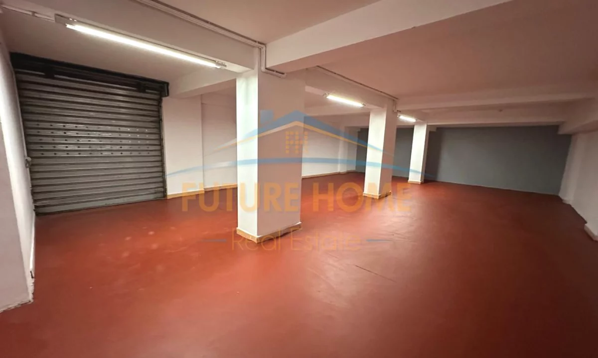 Shitet Ambient Biznesi+Magazinë+Poste Parkimi, Shkolla e Kuqe, Tiranë.