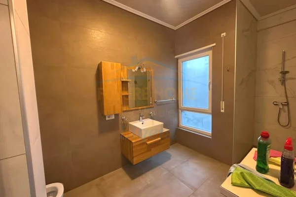 Shtepi me qera Apartament ne Tirane, 3+1, Mobilimi E mobiluar, Pagesa 3,000  Euro.