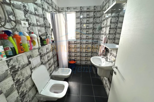 Shtepi ne shitje Apartament ne Tirane, 2+1, Mobilimi E mobiluar, Pagesa 140,000  Euro.