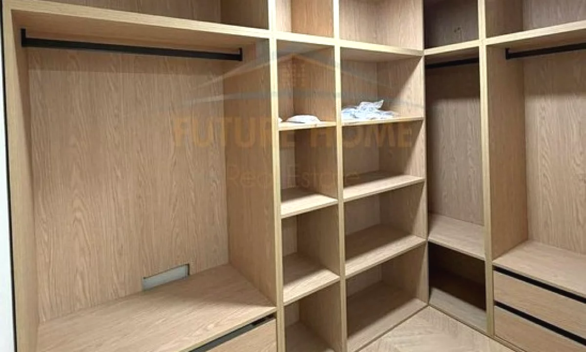 Shtepi ne shitje Duplex(shtepi me 2 kate) ne Tirane, 2+1, Mobilimi Pjeserisht e mobiluar, Pagesa 195,000  Euro.