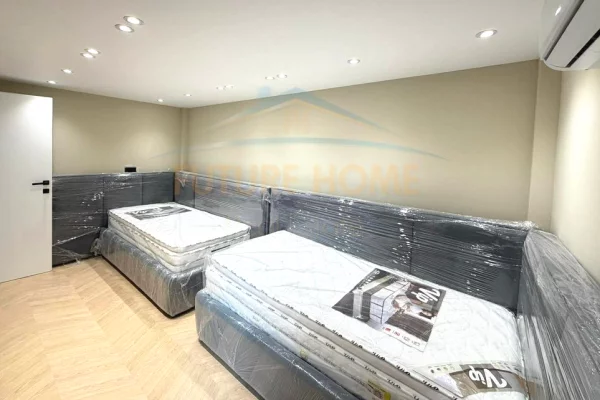 Shtepi ne shitje Duplex(shtepi me 2 kate) ne Tirane, 2+1, Mobilimi Pjeserisht e mobiluar, Pagesa 195,000  Euro.