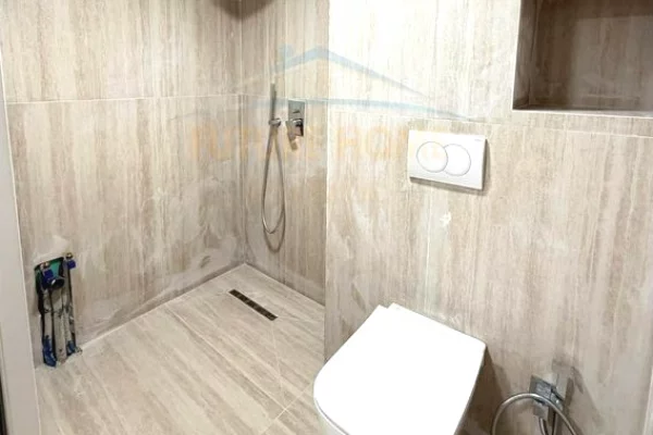 Shtepi ne shitje Duplex(shtepi me 2 kate) ne Tirane, 2+1, Mobilimi Pjeserisht e mobiluar, Pagesa 195,000  Euro.