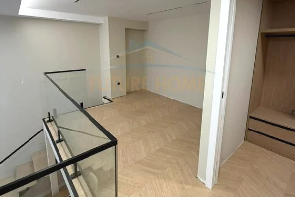 Shtepi ne shitje Duplex(shtepi me 2 kate) ne Tirane, 2+1, Mobilimi Pjeserisht e mobiluar, Pagesa 195,000  Euro.