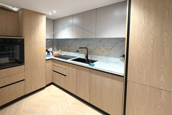 Shtepi ne shitje Duplex(shtepi me 2 kate) ne Tirane, 2+1, Mobilimi Pjeserisht e mobiluar, Pagesa 195,000  Euro.