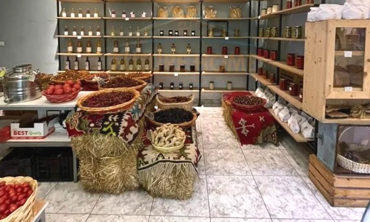 Shitet, Biznes, Rruga 5 Maji, Tirane.