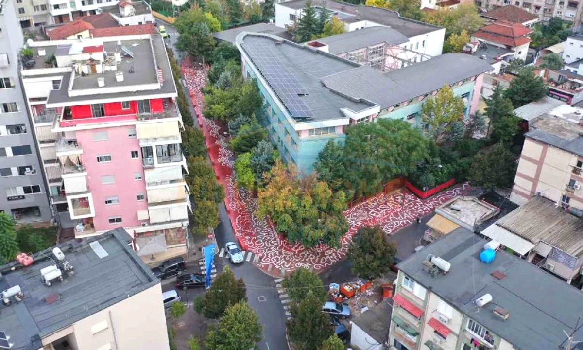 Shitet Ambient Biznesi, Rruga Frosina Plaku, Tirane.