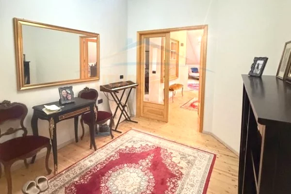 Shitet Apartament 2+1+2 , Komuna e Parisit