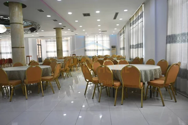 Ambient biznesi me qera 2+1 ne Tirane - 9,000 Euro